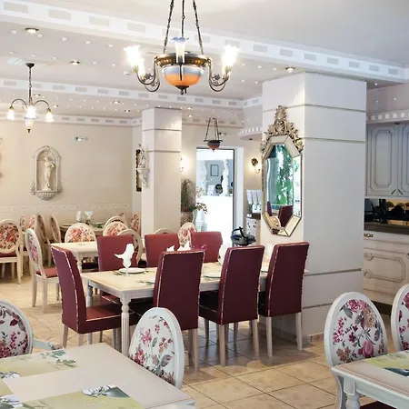 Parthenon Art מלון